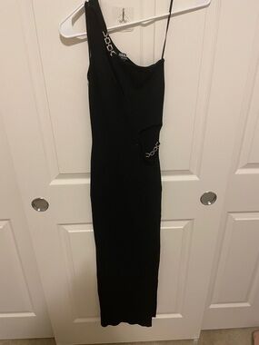 Hera Collection Black One-Shoulder knit Dress with Chain Accents